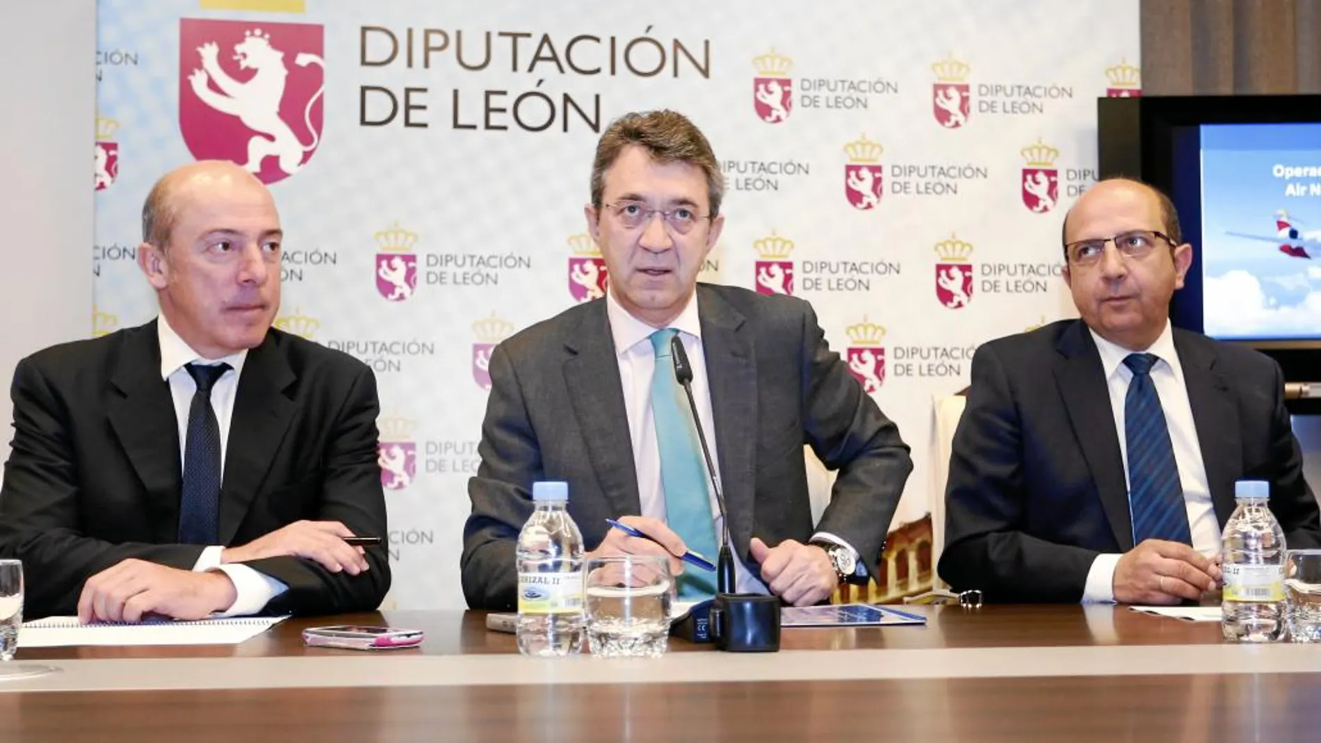 El presidente de la Diputación de León, Juan Martínez Majo, junto a Francisco Castañón y Juan Corral