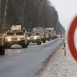 Vehículos estadounidenses circulan a su paso por Brueck (Alemania) antes de partir hacia Polonia.