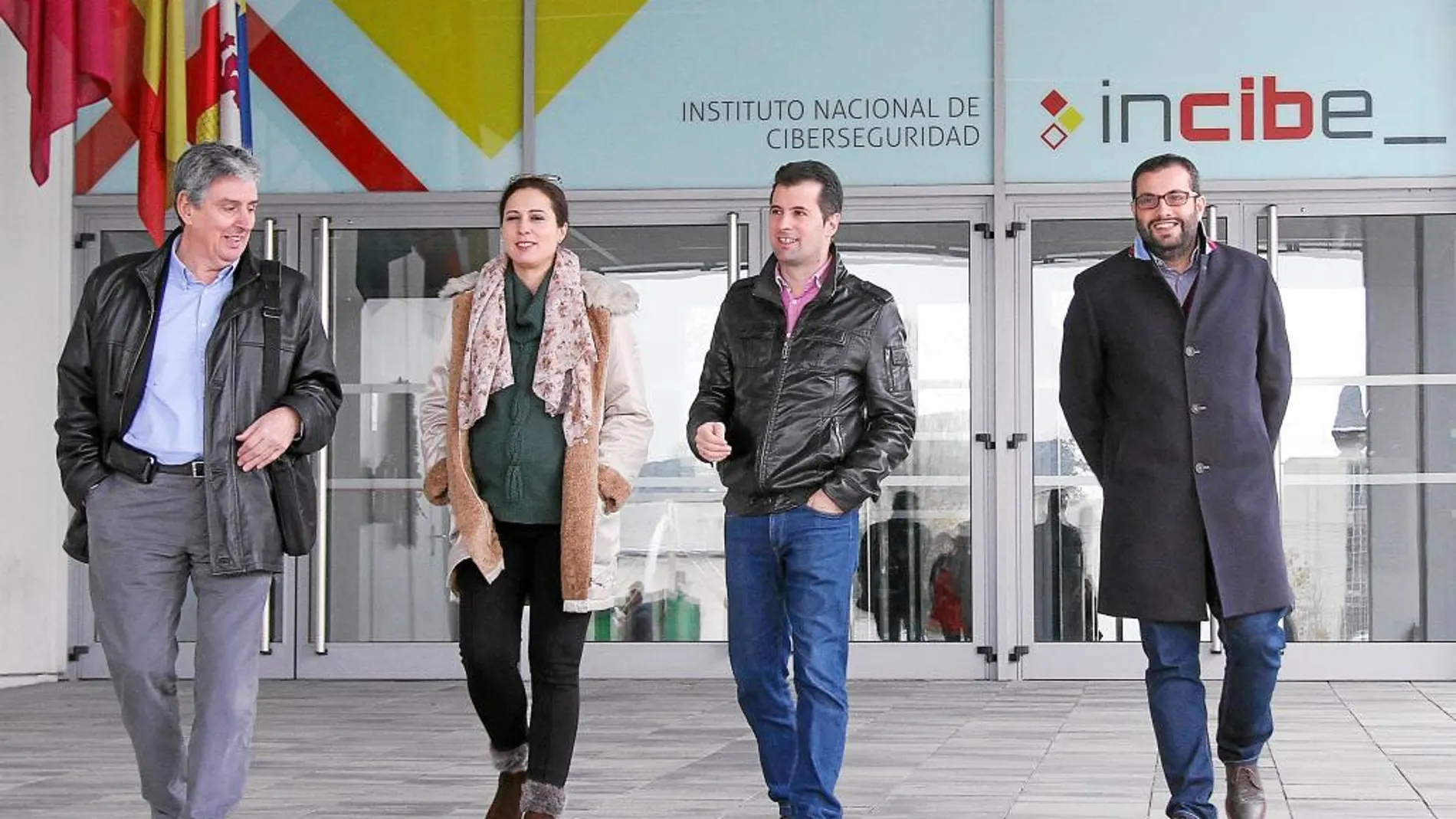 El líder socialsita, Luis Tudanca, junto a Aurora Flórez, Graciliano Palomo e Iván García, en el Incibe en León