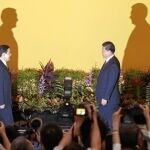 Los presidentes, Xi Jinping (dcha.), y Ma Ying Jeou, ayer, en su encuentro en un hotel de Singapur