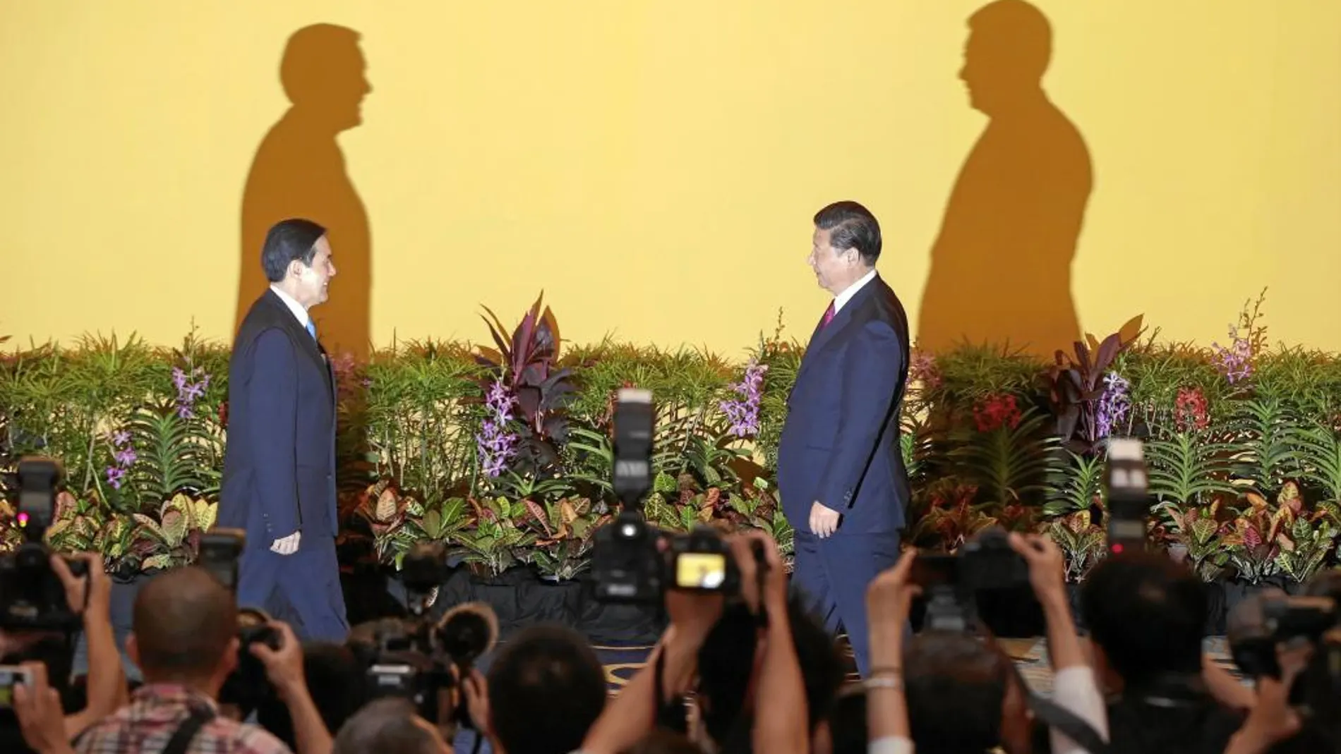 Los presidentes, Xi Jinping (dcha.), y Ma Ying Jeou, ayer, en su encuentro en un hotel de Singapur