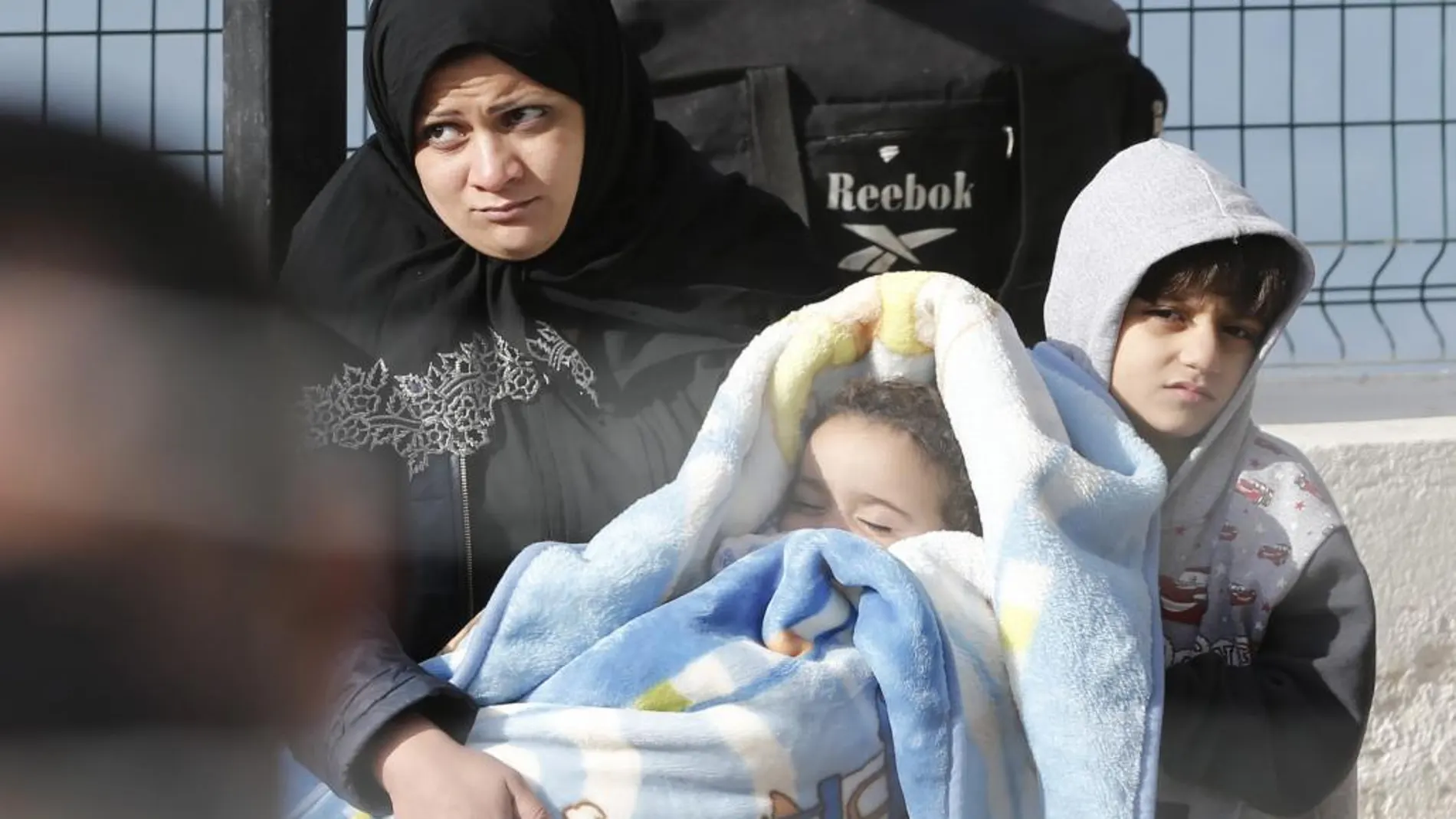 Refugiados esperan en el puerto de Dikili en Izmir (Turquía) a ser transferidos a un campo de refugiados