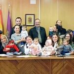 El alcalde de Villarejo, Joaquín Llamas, junto a las familias beneficiadas