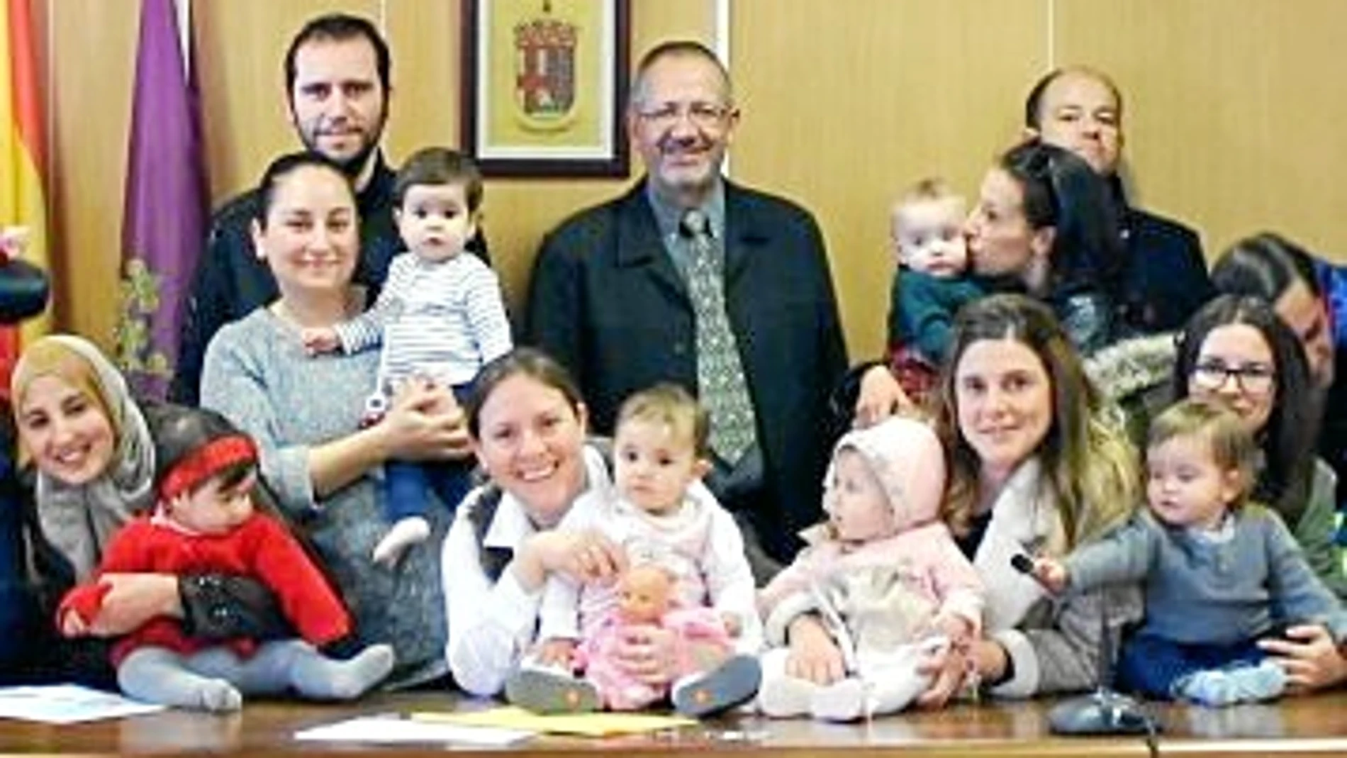 El alcalde de Villarejo, Joaquín Llamas, junto a las familias beneficiadas