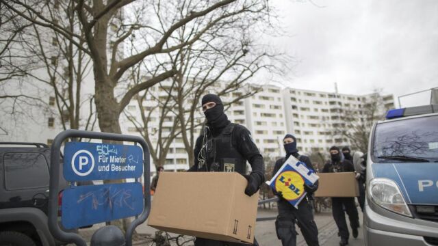 Varios policías enmascarado sacan documentación de un edificio de apartamentos en Berlín (Alemania)