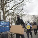 Varios policías enmascarado sacan documentación de un edificio de apartamentos en Berlín (Alemania)