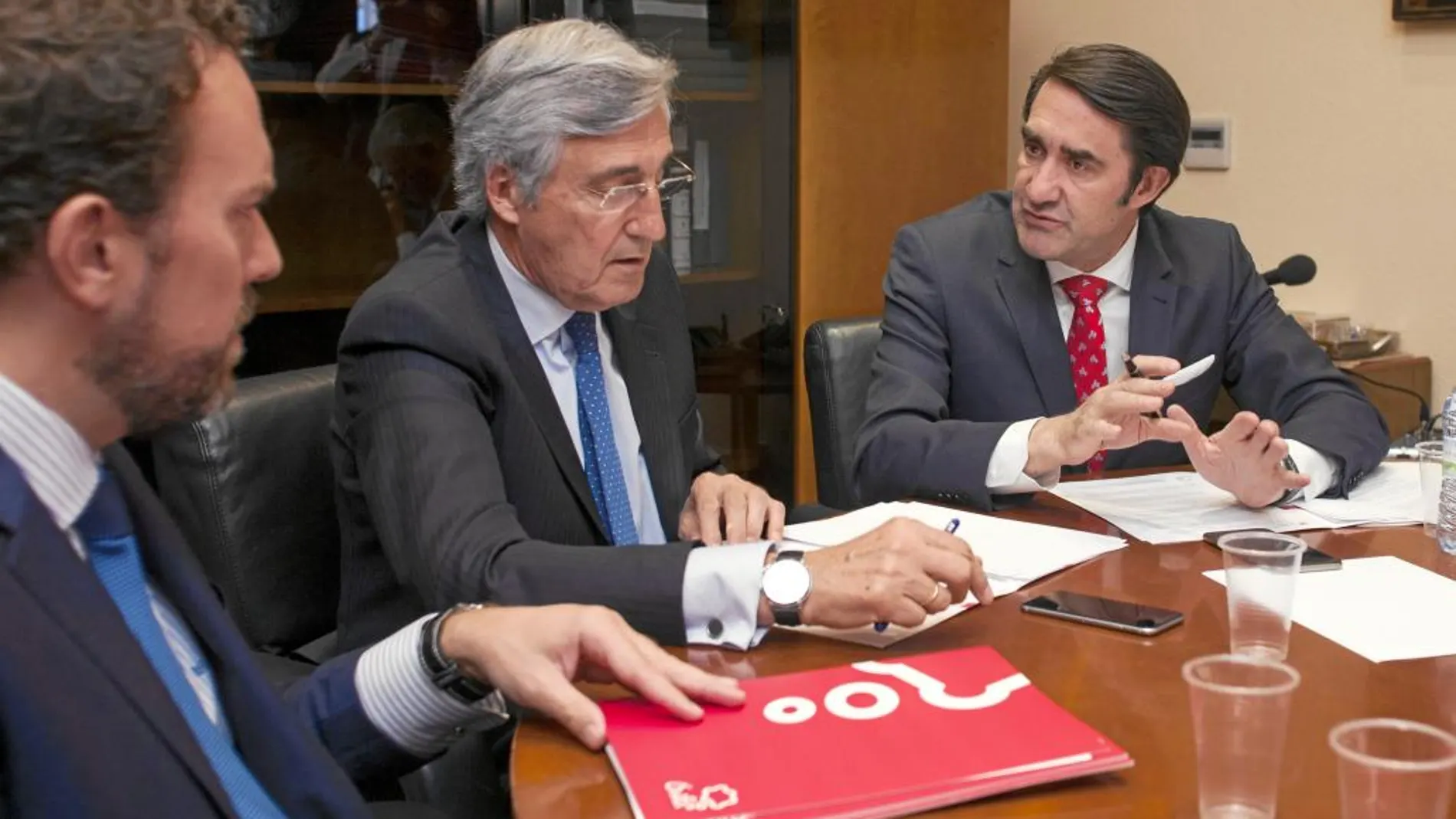 El consejero Juan Carlos Suárez-Quiñones mantiene un encuentro con el alcalde de Ávila, José Luis Rivas.