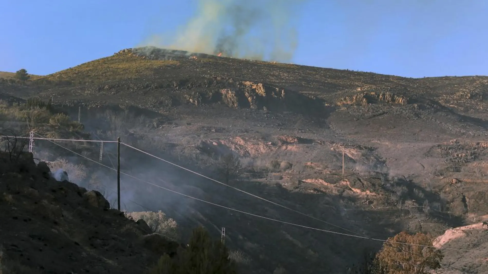 Parte del monte calcinado en Órgiva (Granada), donde se han desalojado a 550 personas de sus viviendas