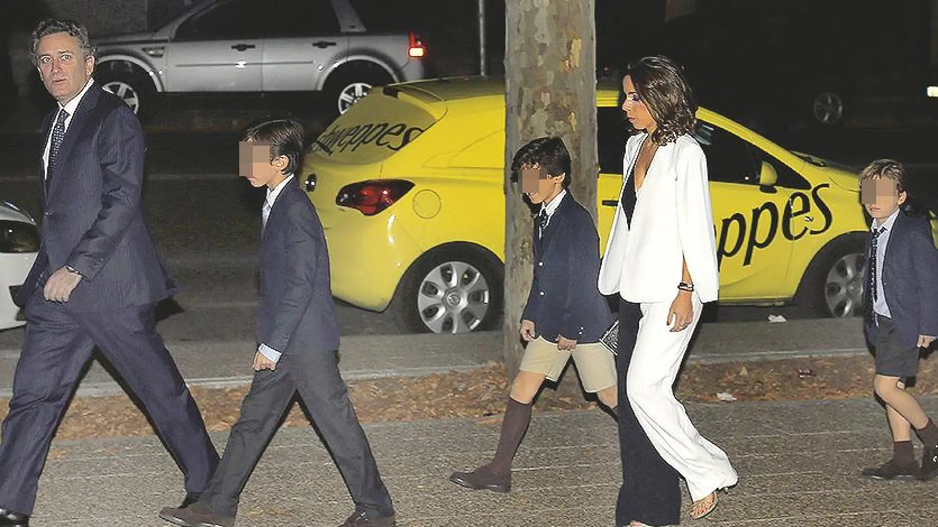 Ana Aznar Botella junto a su esposo, Alejandro Agag, y sus hijos a su llegada a la celebración de sus padres en el Museo del Traje
