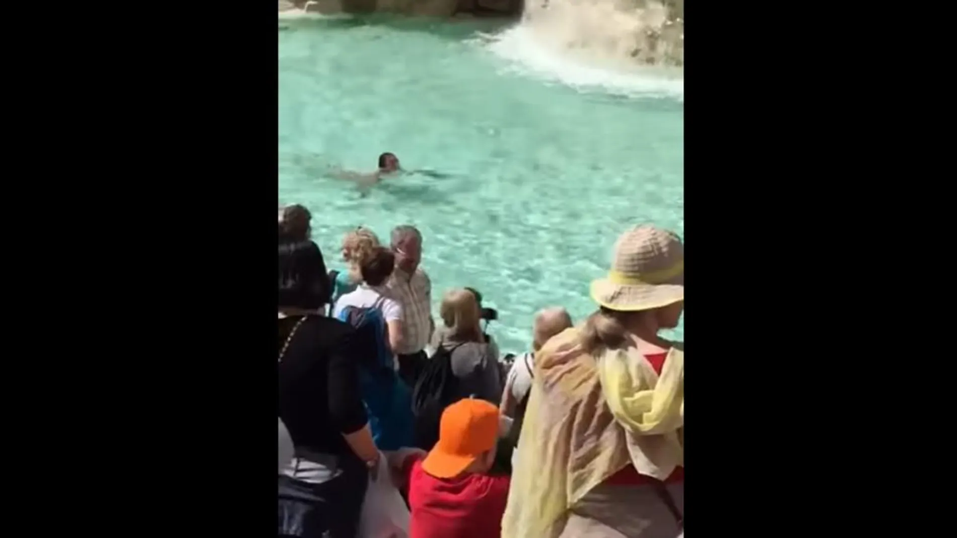 Los turistas observaban asombrados la escena