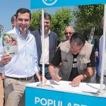 Juanma Moreno, en un acto en Atarfe (Granada), junto a Sebastián Pérez y Carlos Rojas