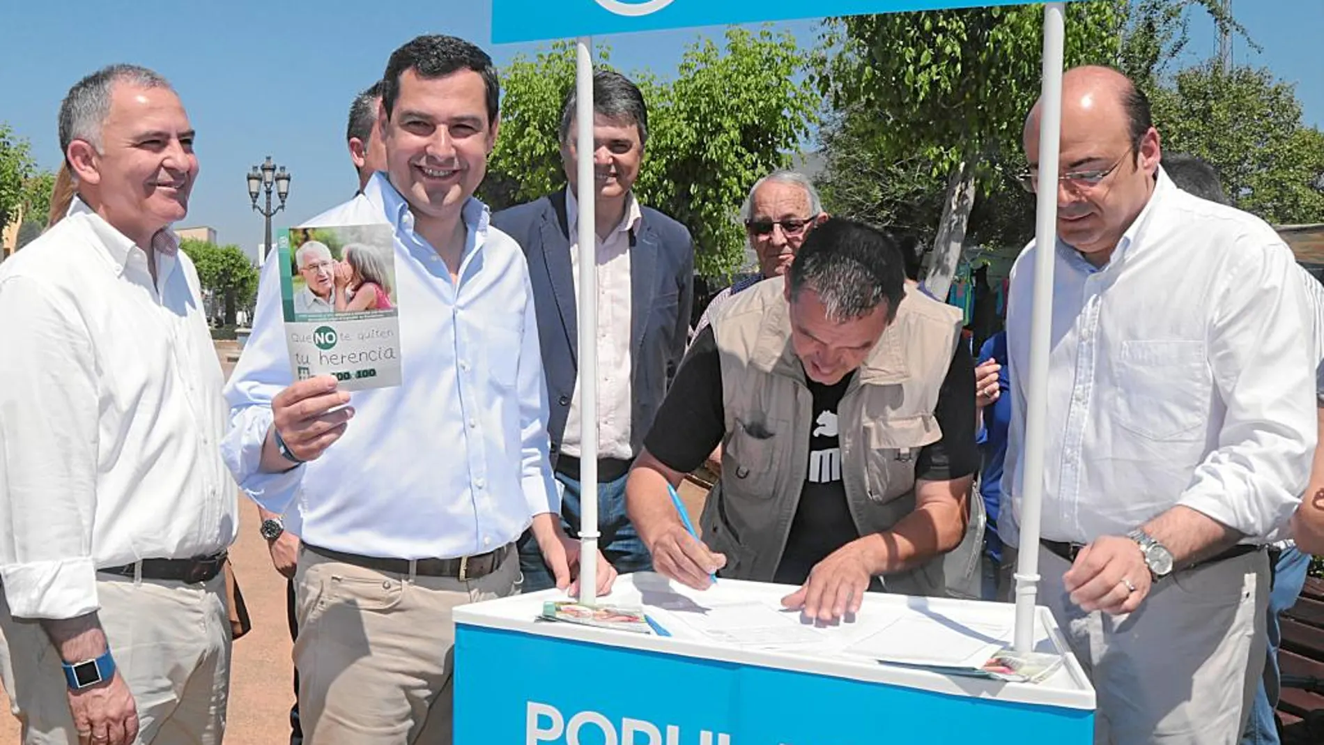 Juanma Moreno, en un acto en Atarfe (Granada), junto a Sebastián Pérez y Carlos Rojas