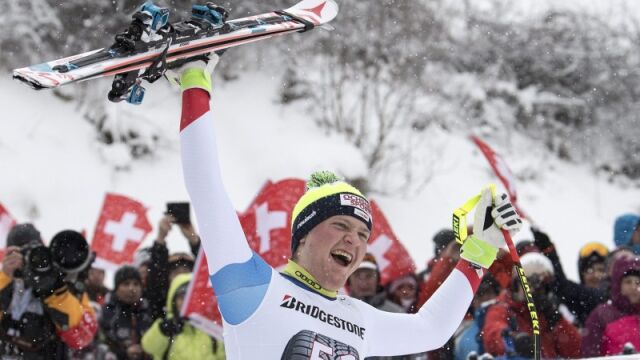 Así de feliz se mostraba el suizo Niels Hintermann al saberse ganador de la prueba