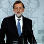 Mariano Rajoy, durante la rueda de prensa ofrecida esta tarde en el Palacio de la Moncloa tras la declaración unilateral de independencia en el Parlament de Cataluña. Jesús G. Feria