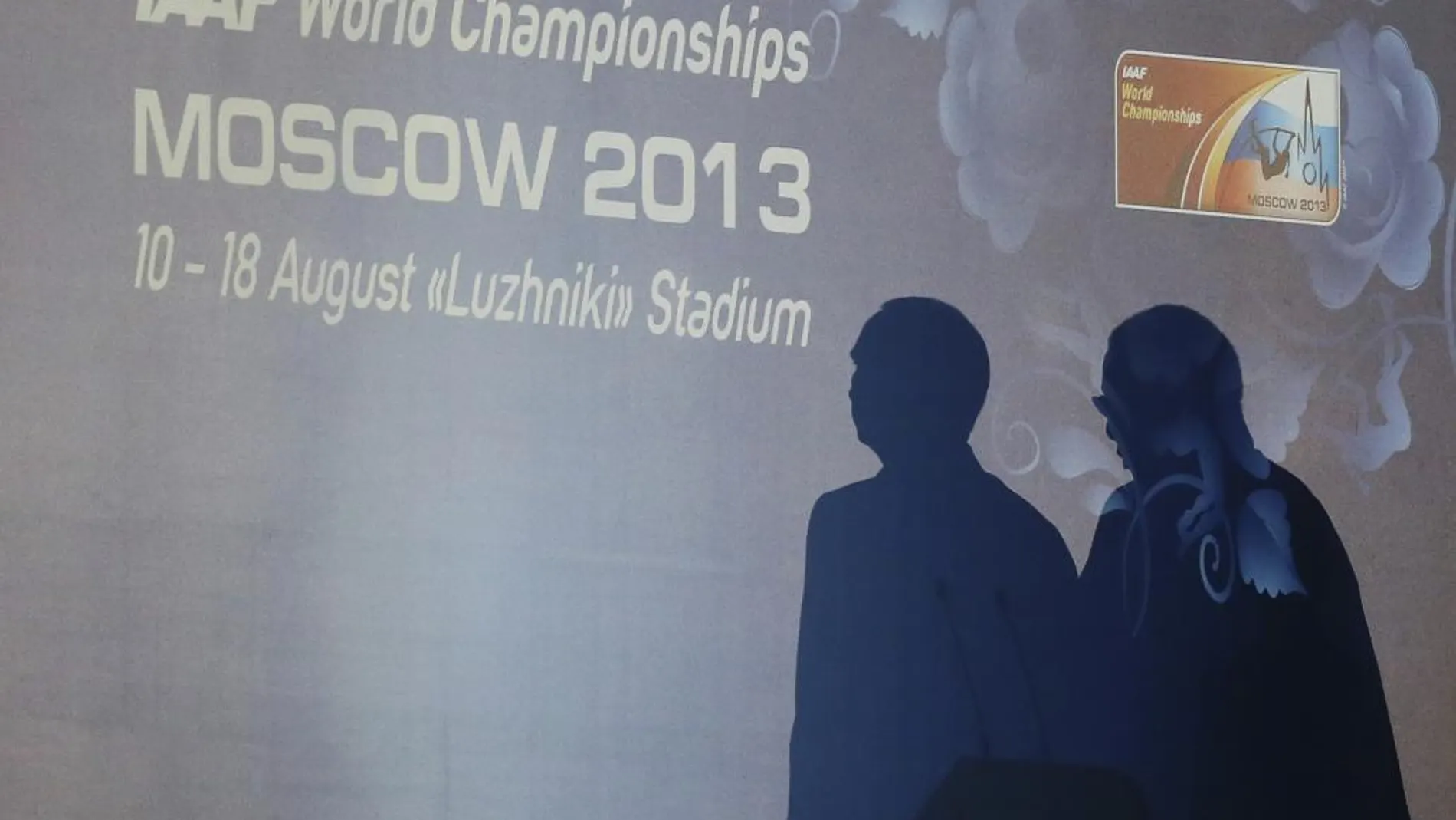 Fotografía de archivo del 10 de agosto de 2013 que muestra la sombra de Putin junto al senegalés Lamine Diack, ex presidente de la IAAF, durante la ceremonia inaugural del Campeonato Mundial de Atletismo de Moscú