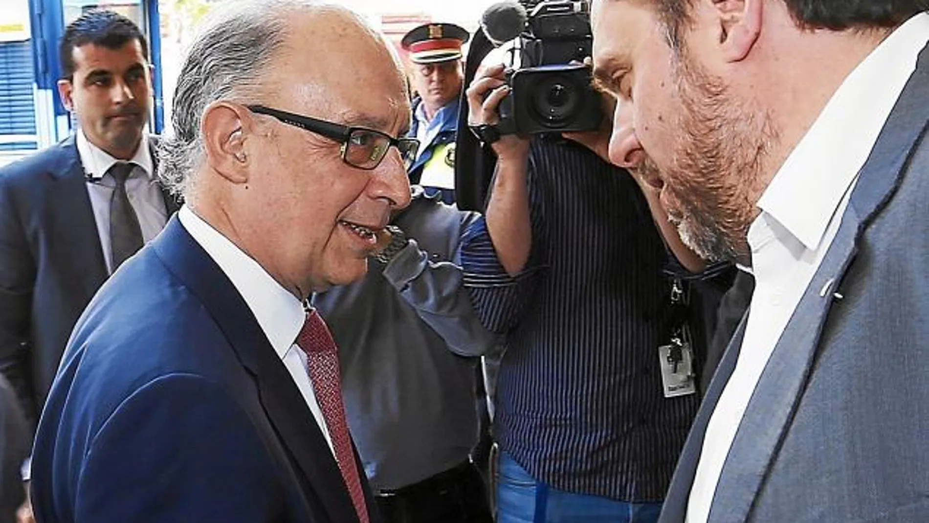 El ministro de Hacienda en funciones, Cristóbal Montoro, saluda a Oriol Junqueras