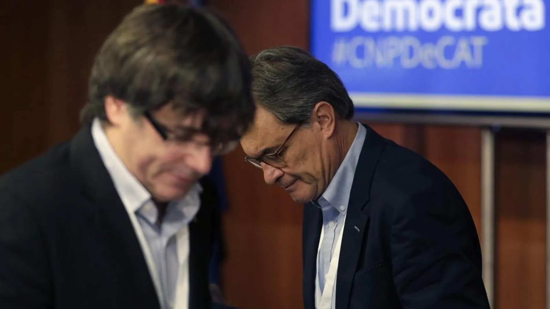 El presidente de la Generalitat, Carles Puigdemont, junto al expresidente Artur Mas, durante el Consell Nacional del PDeCAT