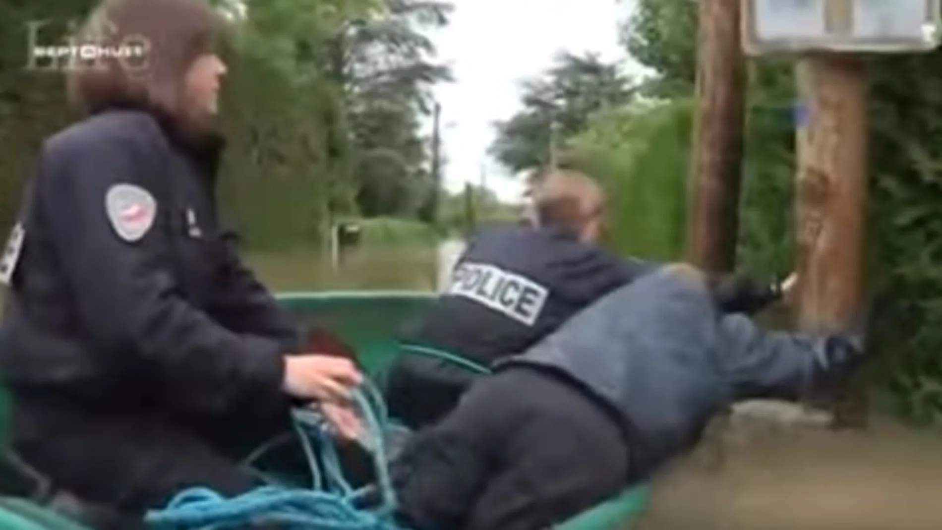El ridículo de la policía francesa durante las inundaciones
