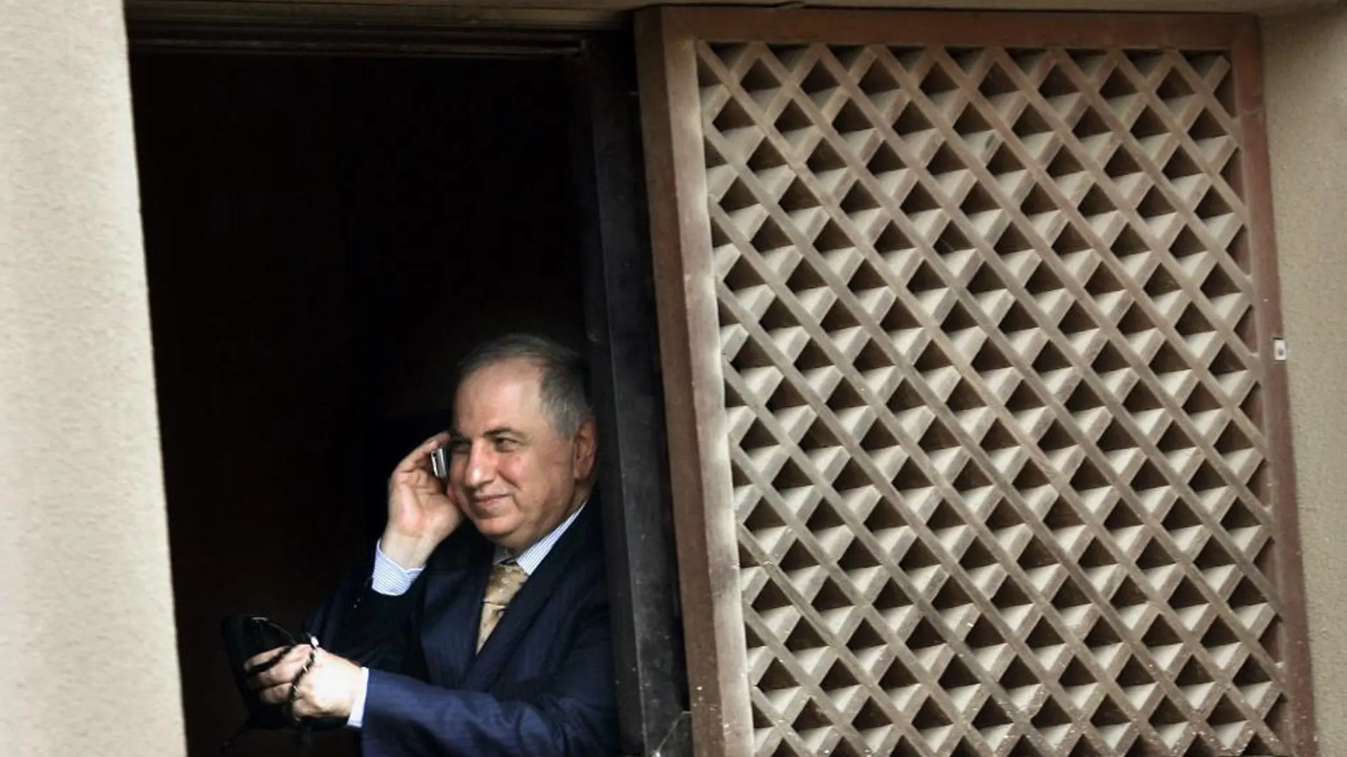 El controvertido dirigente político iraquí Ahmed al Chalabi, en 2005