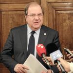 El presidente Juan Vicente Herrera atiende a los medios a la conclusión de la VI Conferencia de Presidentes