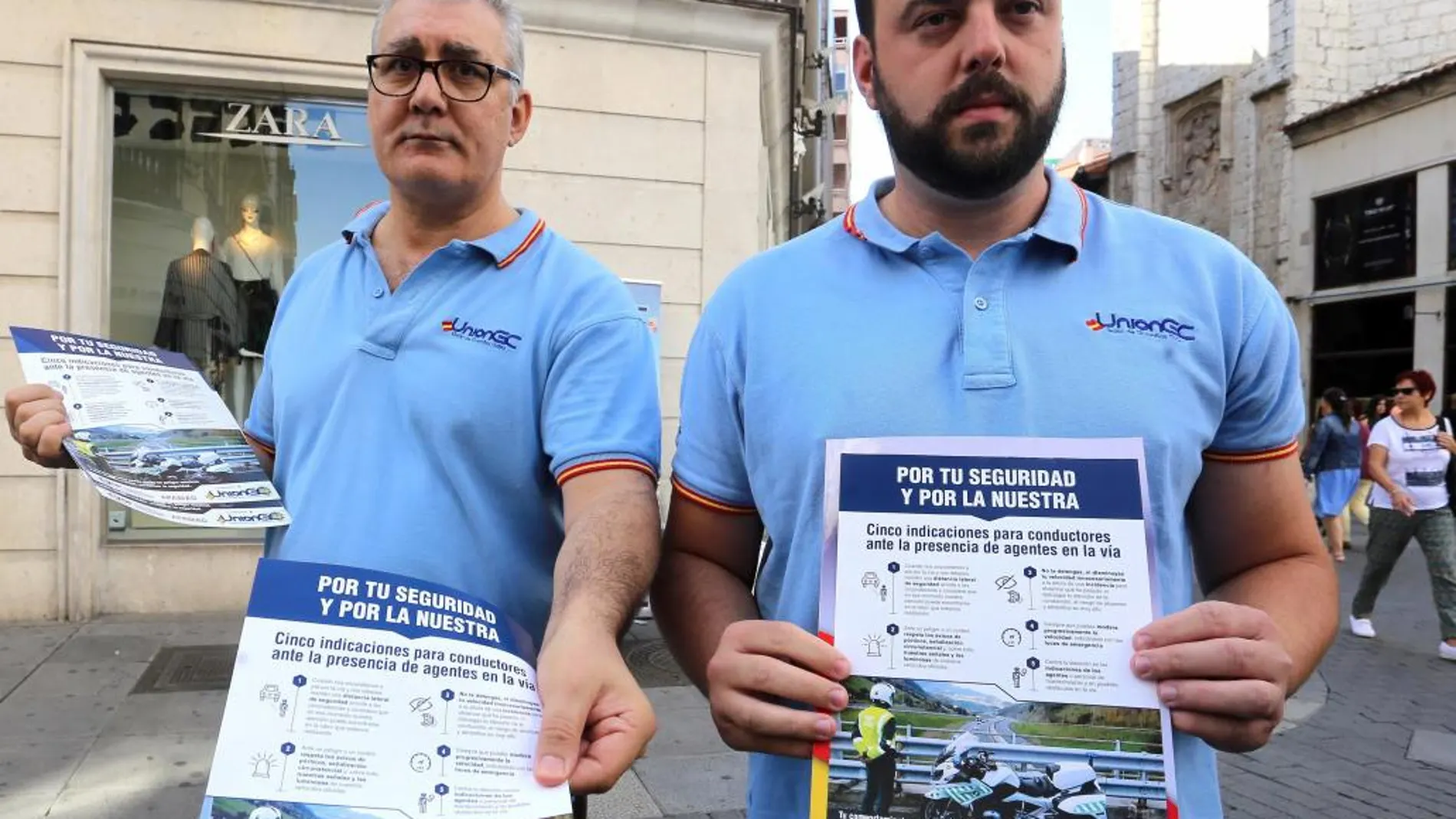 Marcelino García, a la derecha, da a conocer en la calle la campaña para evitar atropellos de agentes