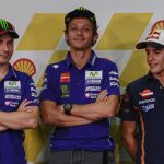 El piloto español de MotoGP, Jorge Lorenzo, de Movistar Yamaha, su compañero, el italiano Valentino Rossi, y el español Marc Márquez, de Repsol Honda.