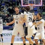 Los jugadores del Dominion Bilbao Basket celebran el pase a la semifinal tras vencer al FC Barcelona Lassa por 72-73