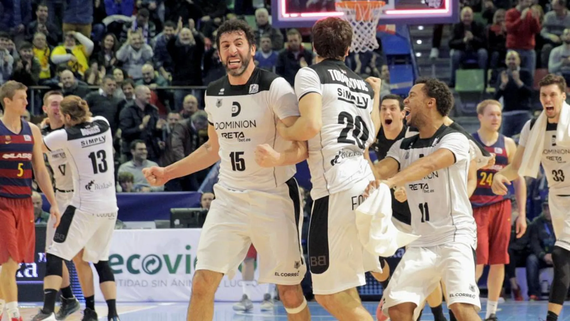 Los jugadores del Dominion Bilbao Basket celebran el pase a la semifinal tras vencer al FC Barcelona Lassa por 72-73