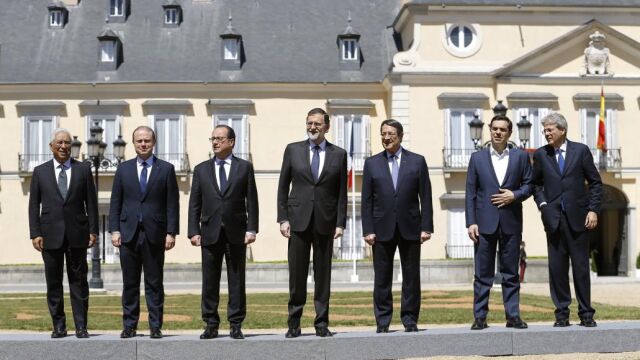 El presidente del Gobierno español, Mariano Rajoy, acompañado por (de izda. a dcha.) los presidentes de Portugal, Antonio Costa; Malta, Joseph Muscat; Francia, François Hollande; Chipre, Nicos Anastasiades; Grecia, Alexis Tsipras; e Italia Paolo Gentiloni