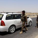 Soldados registran vehículos en un punto de control en el distrito de Maiwind en Kandahar (Afganistán), hoy