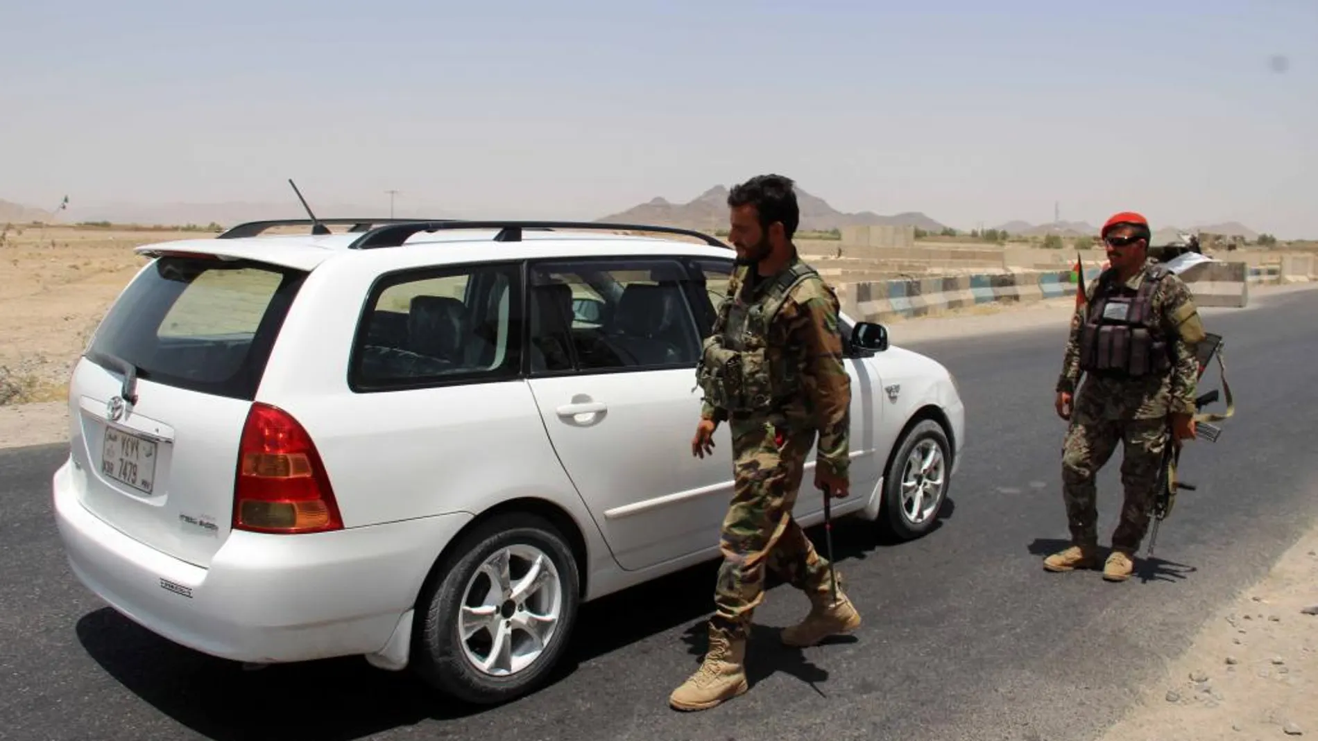 Soldados registran vehículos en un punto de control en el distrito de Maiwind en Kandahar (Afganistán), hoy