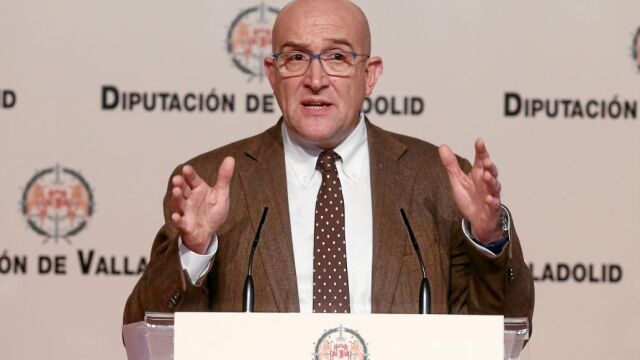 El presidente de la Diputación de Valladolid, Jesús Julio Carnero, presenta las novedades del Plan Impulso