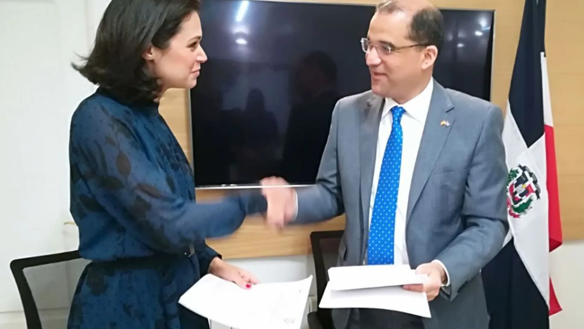 El embajador de la República Dominicana Olivo Rodríguez Huertas, (a la derecha) estrecha la mano de la presidenta del Patronato (FASM), María Guerrero Sanz, después de haber firmado el referido convenio.