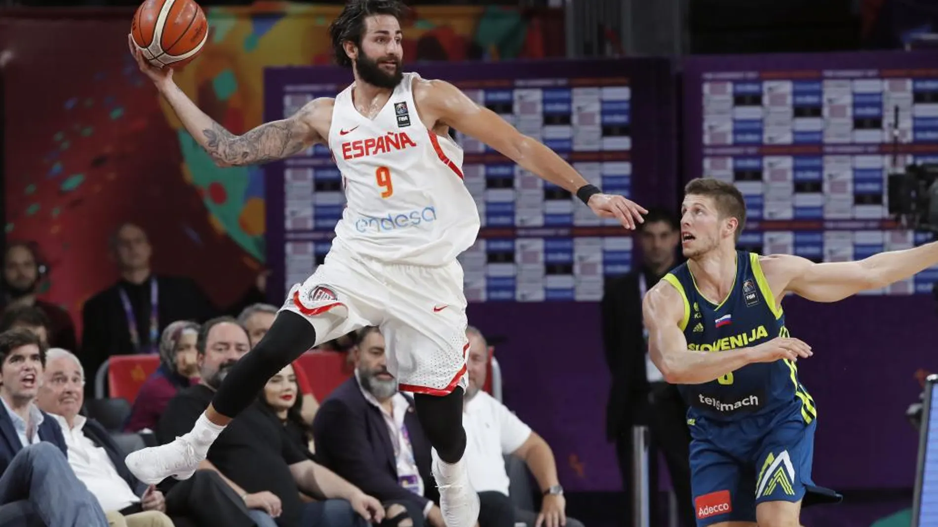El base de la selección española de baloncesto Ricky Rubio (i) y el base de Eslovenia Aleksej Nikolic, durante el partido.