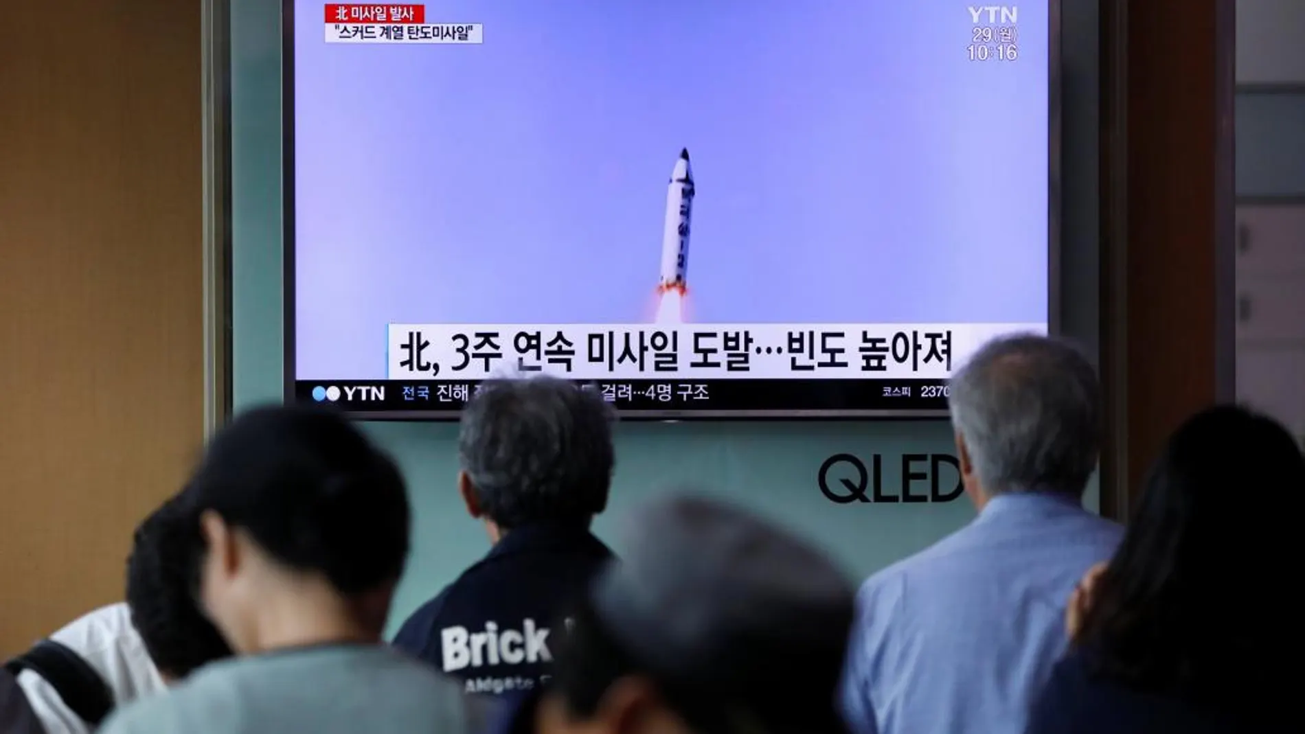 Gentre mira en televisión la noticia del nuevo lanzamiento por parte de Corea