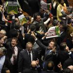 Varios diputados se manifiestan hoyen Brasilia, en la Cámara de Diputados de Brasil, al inició de la sesión.