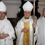 El cardenal Blázquez junto al obispo auxiliar de Valladolid, Luis Argüello, y el sacerdote Jesús Mateo, momentos antes de la Misa