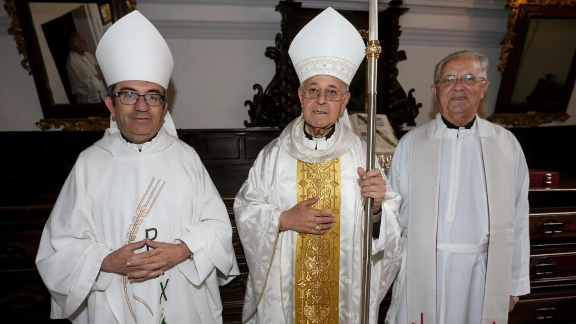 El cardenal Blázquez junto al obispo auxiliar de Valladolid, Luis Argüello, y el sacerdote Jesús Mateo, momentos antes de la Misa