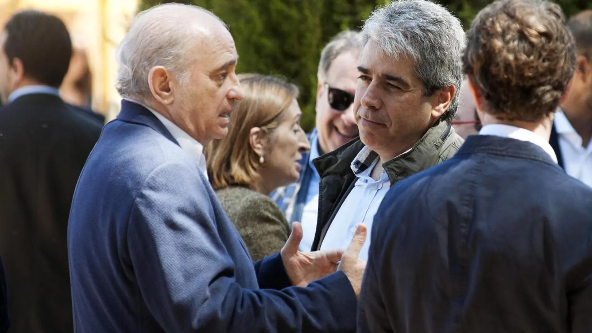 El ministro de Interior, Jorge Fernández Díaz (i), conversa con el portavoz de Democracia i Llibertat en el Congreso, Francesc Homs