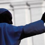 El Papa Francisco saluda a los fieles ayer en la plaza de San Pedro del Vaticano
