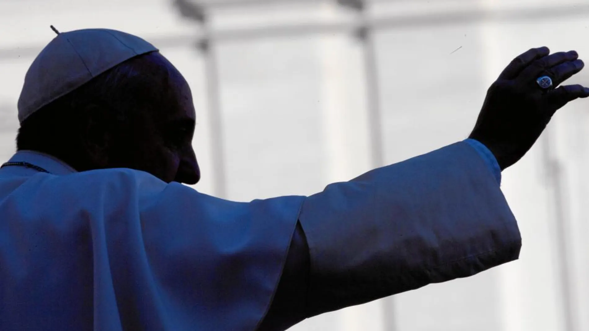 El Papa Francisco saluda a los fieles ayer en la plaza de San Pedro del Vaticano