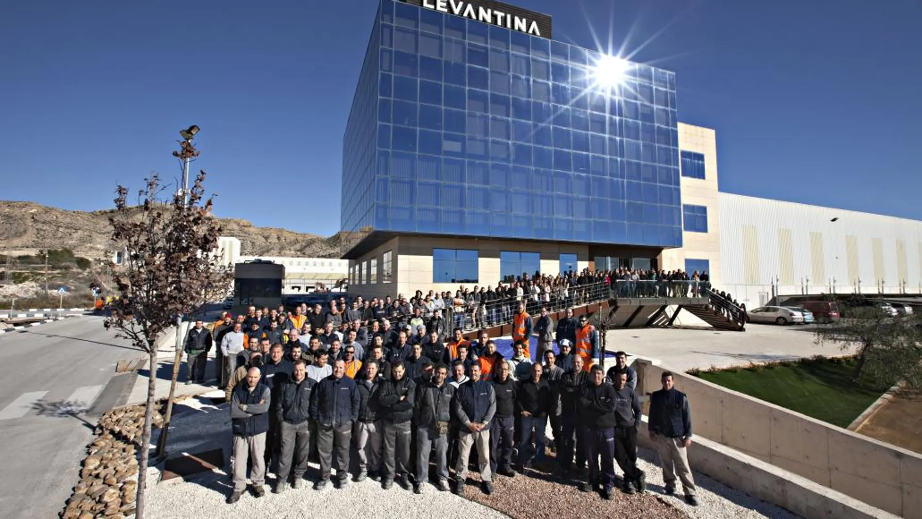 Parte de los 1.500 empleados, en la sede central de la empresa en Novelda, en la provincia de Alicante