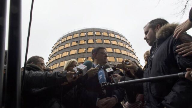 El presidente Ximo Puig ha intentado que el Gobierno de España retirara el recurso de inconstitucionalidad contra la leyes valencianas que desarrollan el Derecho Civil. En la imagen, de archivo, Puig frente al Tribunal Constitucional