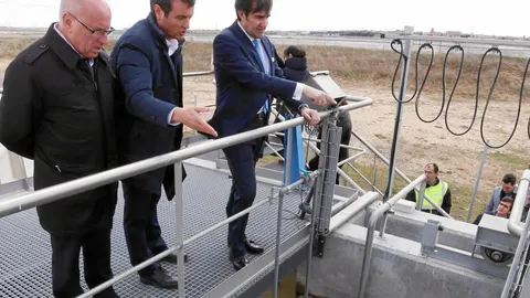 El consejero de Fomento, Juan Carlos Suárez-Quiñones, y el alcalde de Olmedo, Alfonso Centeno, visitas la depuradora