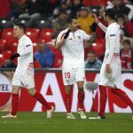 El delantero del Sevilla Iborra (d) celebra con Vitolo (c) y Gameiro tras marcar el segundo gol ante el Athletic de Bilbao