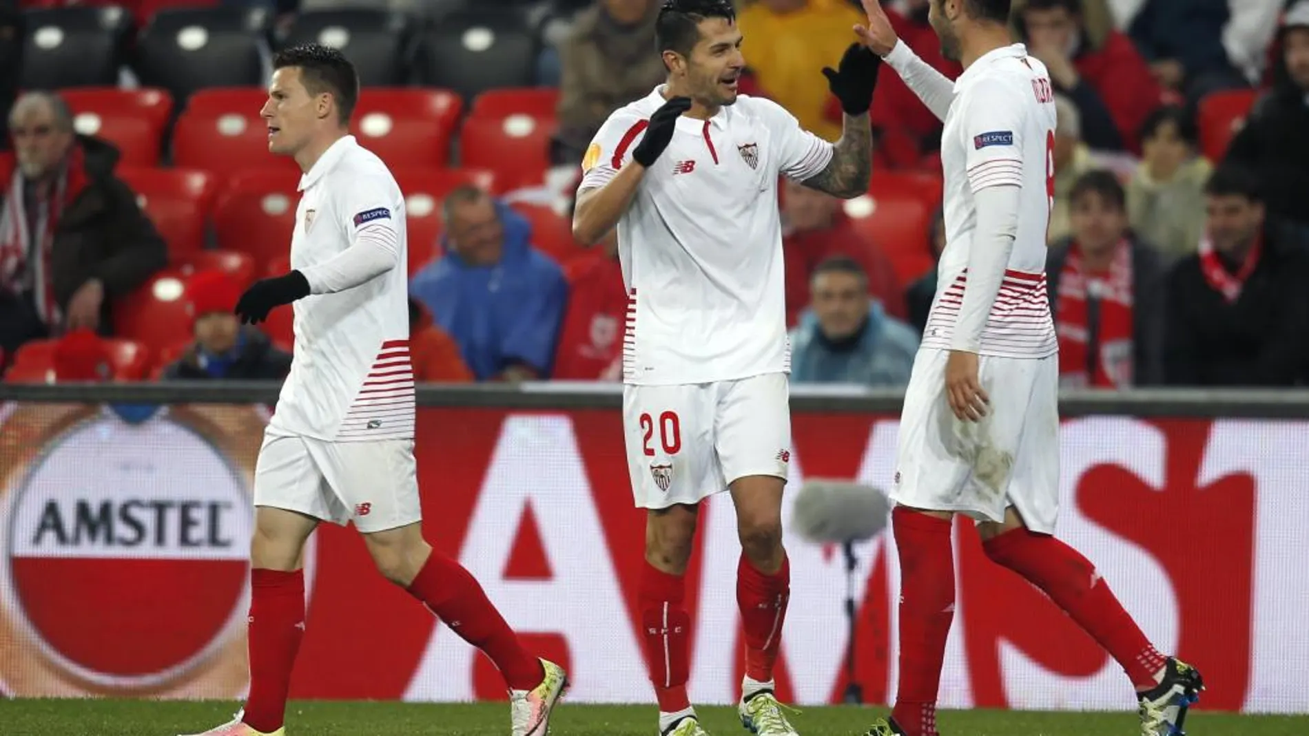 El delantero del Sevilla Iborra (d) celebra con Vitolo (c) y Gameiro tras marcar el segundo gol ante el Athletic de Bilbao