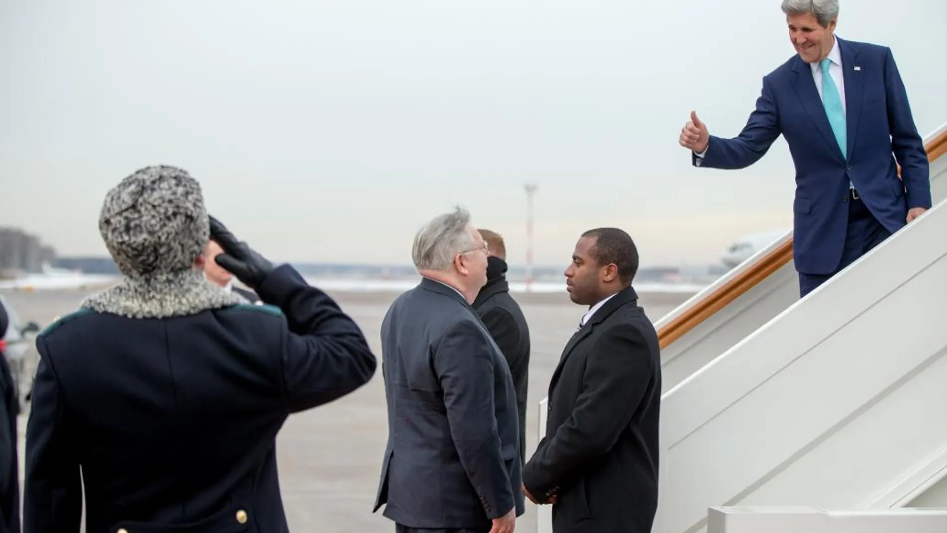 El secretario de estado norteamericano John Kerry en el aeropuerto de Moscú
