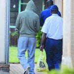 Pistorius sale de su domicilio encapuchado y acompañado por la Policía