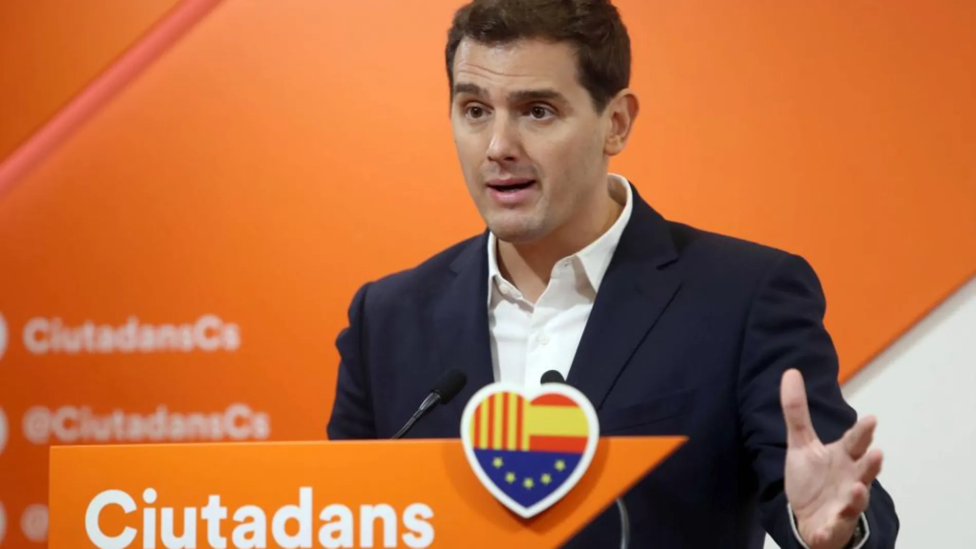 El presidente de Ciudadanos, Albert Rivera, durante la rueda de prensa que ha ofrecido hoy en Barcelona tras finalizar el Consejo de Ministros