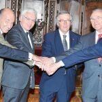 Miquel Roca, Ferran Mascarell, Xavier Trias, Isidro Fainé y Agustí Cordón, ayer, tras la firma del acuerdo